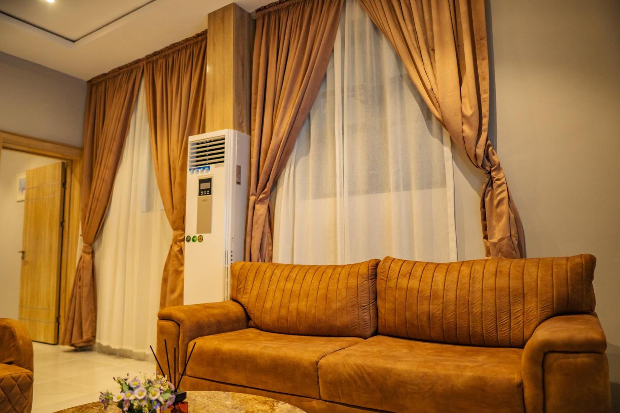 אקורה Ojaja Suites By Perennia מראה חיצוני תמונה